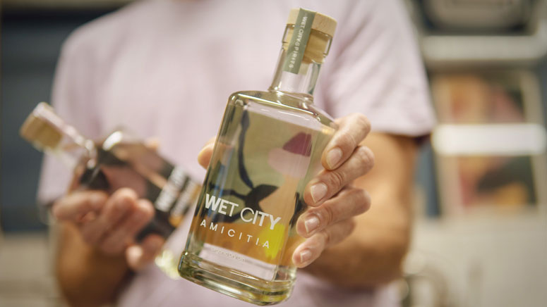 Etiketter til Wet City Spirits -destilleriet