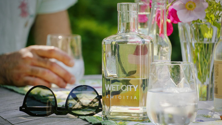 Etiketter til Wet City Spirits -destilleriet